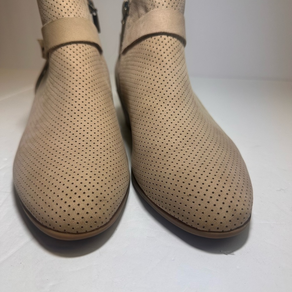 Clarks Boylan Dawn perforated ankle boots in nubuck leather.‎ Size 7.5